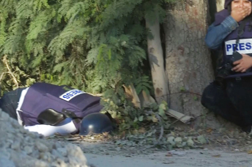 Shireen Abu Aqleh ditemukan tertelungkup dan tidak bergerak setelah ditembak oleh tentara Israel saat meliput serangan di kamp pengungsi Jenin di Tepi Barat yang diduduki.