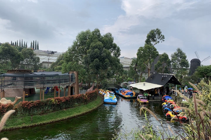 Terdapat banyak wahana bermain seperti Electric Scooter, Perahu Danau, Kereta Mini, dan Carnival Games.