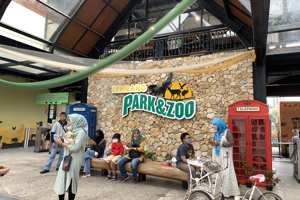 Berdasarkan informasi dari akun Instagram resmi @lembang_parkzoo, harga tiket masuk Lembang Park & Zoo terbaru 2022 pada weekday adalah Rp 50.000 per orang. Sedangkan, harga tiket pada akhir pekan (weekend) dan libur panjang (long weekend) adalah Rp 70.000 per orang.