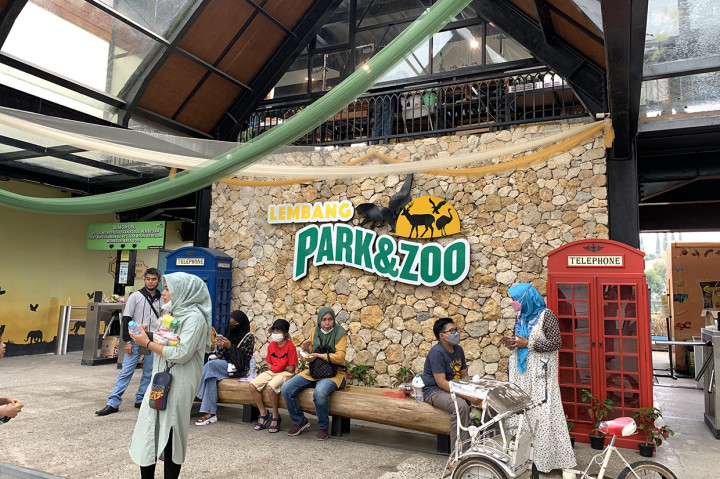 Berdasarkan informasi dari akun Instagram resmi @lembang_parkzoo, harga tiket masuk Lembang Park & Zoo terbaru 2022 pada weekday adalah Rp 50.000 per orang. Sedangkan, harga tiket pada akhir pekan (weekend) dan libur panjang (long weekend) adalah Rp 70.000 per orang.
