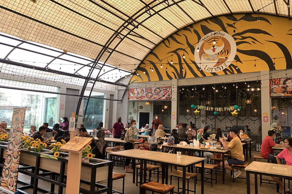 Setelah lelah berkeliling, kamu dan keluarga bisa duduk santai menikmati kuliner di kafe sambil melihat harimau.