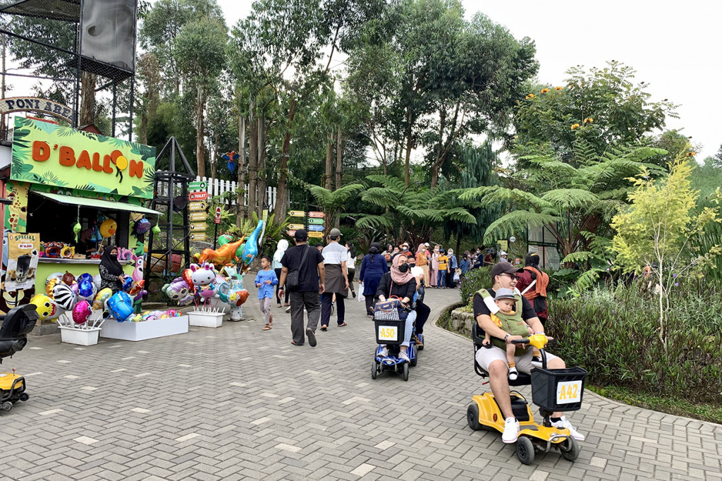 Dengan memadukan konsep kebun binatang dan taman bermain, obyek wisata ini cocok untuk dikunjungi bersama keluarga dan anak-anak. 
