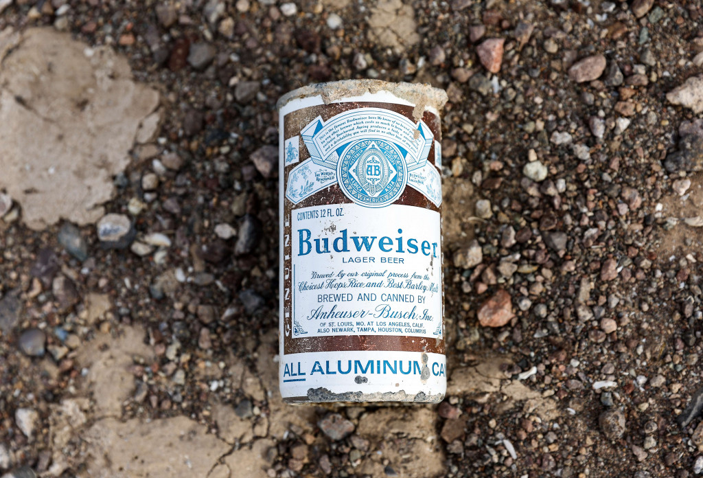 Sebuah kaleng Budweiser tua, yang telah tenggelam, terletak di bagian dasar danau yang sekarang kering di Danau Mead yang dilanda kekeringan pada 10 Mei 2022 di Area Rekreasi Nasional Danau Mead, Nevada.
