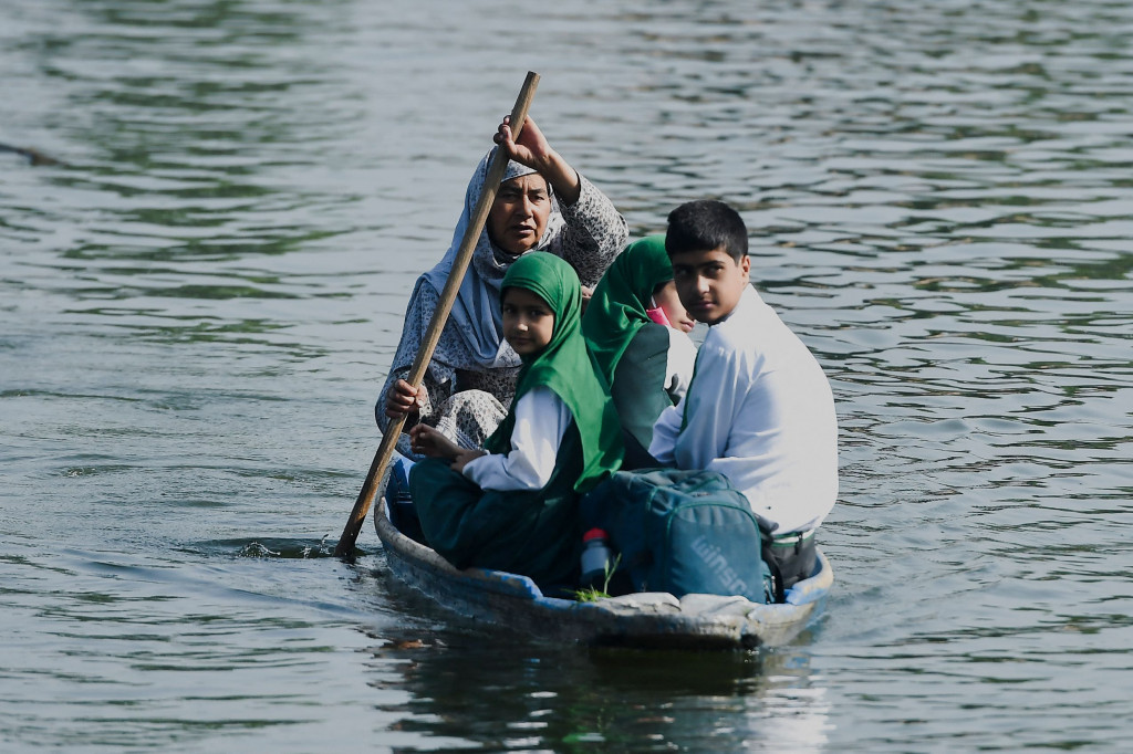 Begini potret para siswa di jam sekolah saat menyeberangi Danau Dal yang terletak di Kota Srinagar, negara bagian Jammu dan Kashmir, India.
