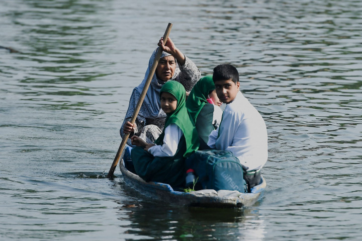 Begini potret para siswa di jam sekolah saat menyeberangi Danau Dal yang terletak di Kota Srinagar, negara bagian Jammu dan Kashmir, India.