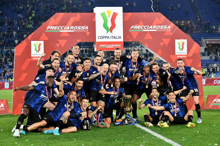 Inter Milan keluar sebagai juara Piala (Coppa) Italia 2021/22 setelah menang 4-2 atas Juventus di partai final yang digelar di Stadion Olimpico pada Kamis, 12 Mei 2022 dini hari WIB. Para pemain Nerazzurri pun berpesta.