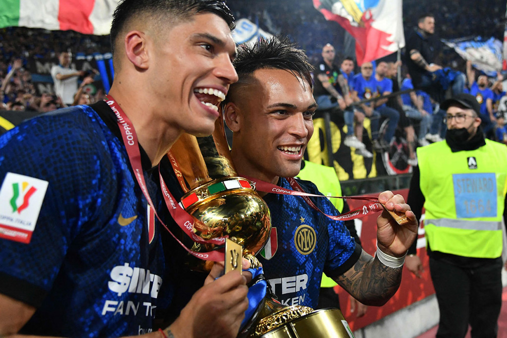 Pemain depan Inter Milan Joaquin Correa dan Lautaro Martinez berselebrasi sambil mengangkat trofi Coppa Italia.