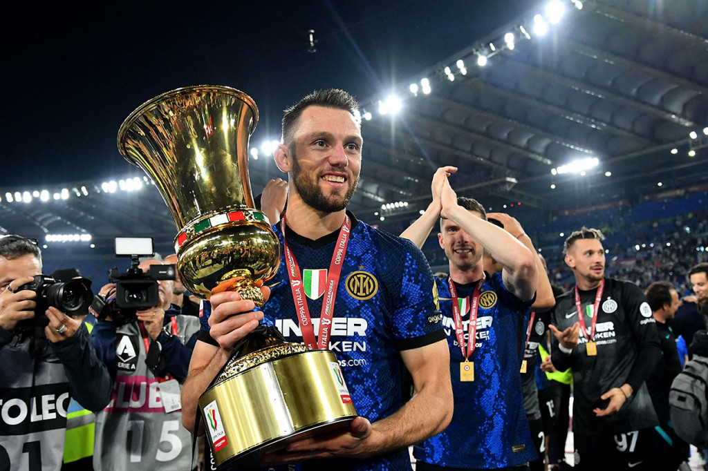 Pemain belakang Inter Milan Stefan de Vrij berpose bersama trofi  Coppa Italia yang baru saja mereka raih.