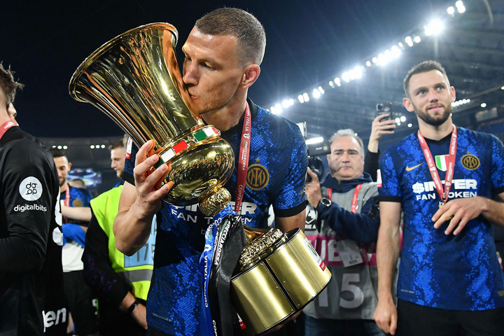 Pemain depan Inter Edin Dzeko mencium trofi Coppa Italia yang baru saja mereka raih.