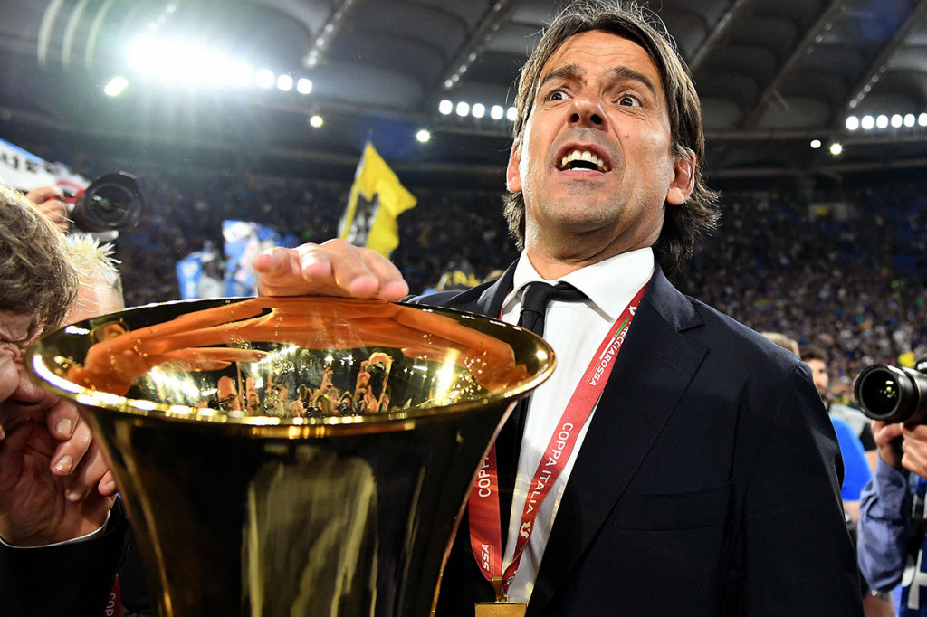Pelatih Inter Milan Simone Inzahi berpose bersama trofi Coppa Italia yang baru saja mereka raih.
