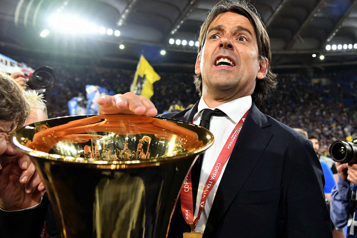 Pelatih Inter Milan Simone Inzahi berpose bersama trofi Coppa Italia yang baru saja mereka raih.