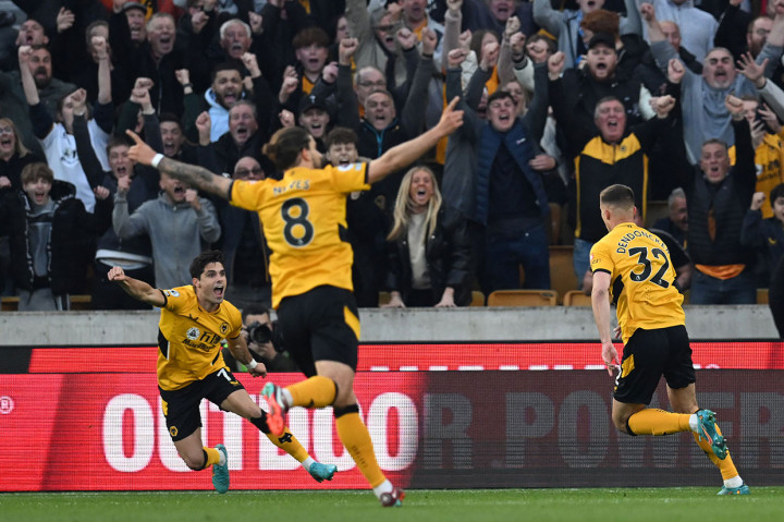 Wolves menyamakan kedudukan empat menit kemudian lewat gelandang asal Belgia, Leander Dendoncker setelah menyambut umpan tarik Pedro Neto.