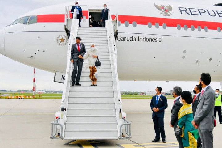 Presiden Joko Widodo beserta Ibu Negara Iriana Joko Widodo dan rombongan transit di Amsterdam, Belanda, Selasa, 10 Mei 2022, dalam perjalanannya ke Washington DC, Amerika Serikat, guna menghadiri KTT ASEAN-AS.
