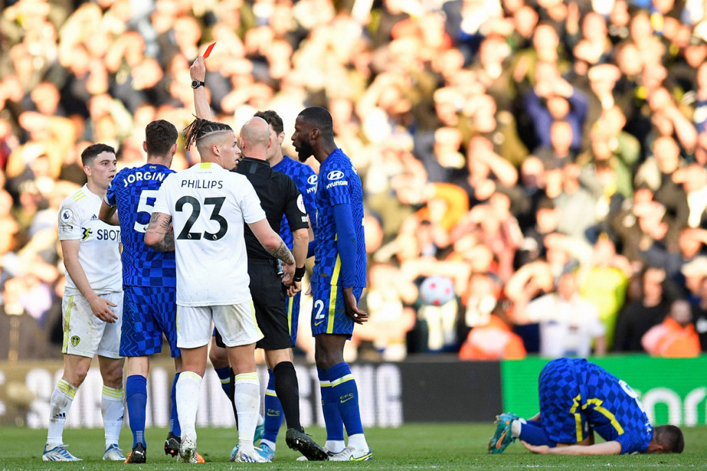 Situasi The Whites makin sulit setelah Daniel James dikartu merah karena melakukan pelanggaran keras terhadap Mateo Kovacic.