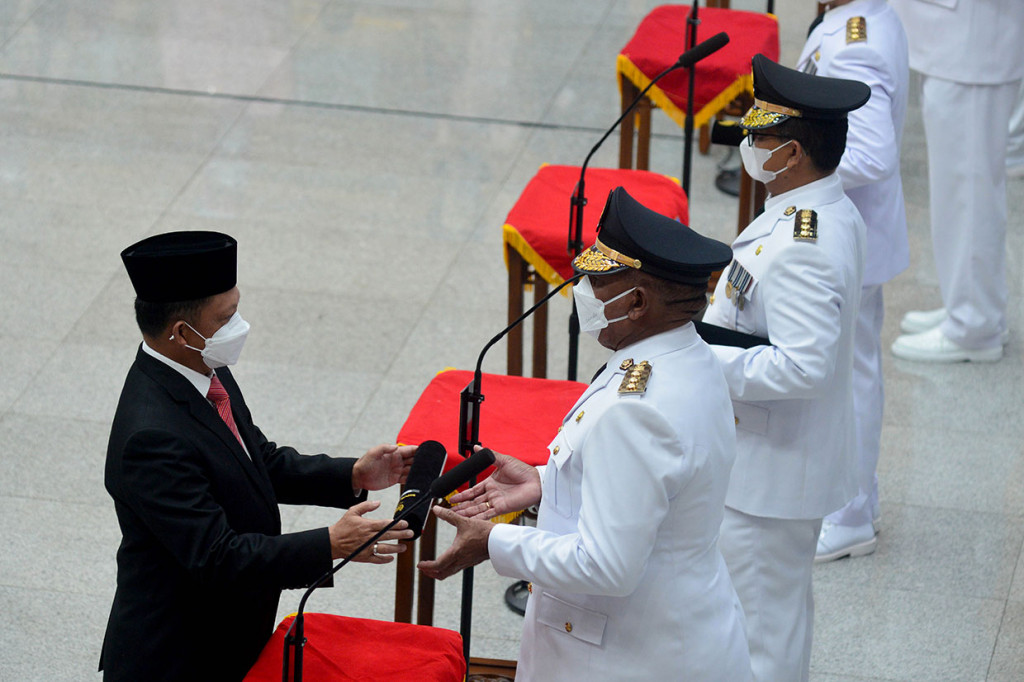 Lima penjabat yang dilantik ialah Deputi Bidang Pengelolaan Potensi Kawasan Perbatasan di Badan Nasional Pengelolaan Perbatasan (BNPP) Paulus Waterpauw sebagai Pj. Gubernur Papua Barat; Sekretaris Daerah Banten Al Muktabar sebagai Pj. Gubernur Banten; dan Direktur Jenderal Otonomi Daerah Kemendagri Akmal Malik sebagai Pj. Gubernur Sulawesi Barat.
