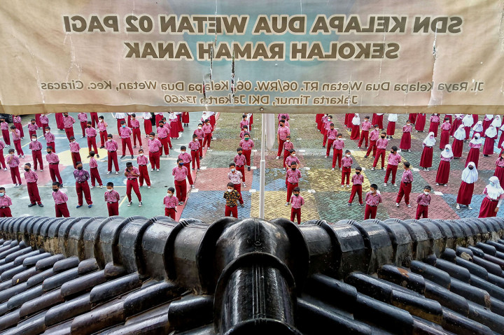 Sejumlah siswa kembali masuk sekolah usai libur Lebaran 2022 di SDN Kelapa Dua Wetan 02, Jakarta, Kamis, 12 Mei 2022.