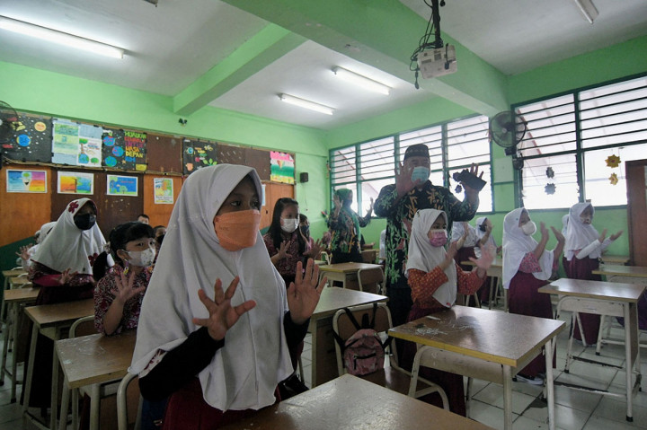Pemerintah Provinsi DKI Jakarta masih mengkaji proses pembelajaran secara daring guna mengantisipasi penyebaran penyakit hepatitis akut yang belum diketahui penyebabnya.