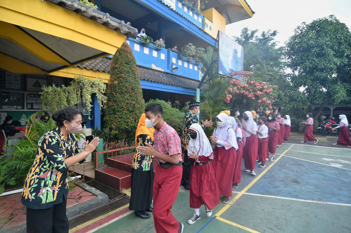 Kegiatan belajar-mengajar seusai libur Lebaran 2022 di SDN Kelapa Dua Wetan 02 didahului dengan acara halal-bihalal. PTM tetap dijalankan dengan protokol kesehatan secara ketat.