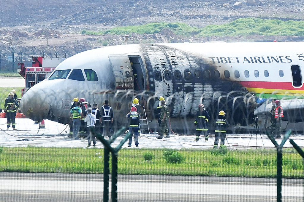 Sebuah pesawat maskapai Tibet Airlines tergelincir dan kemudian terbakar di sebuah bandara di Chongqing, barat daya Tiongkok, Kamis, 12 Mei 2022. Beruntung semua awak dan penumpang dievakuasi dengan aman.