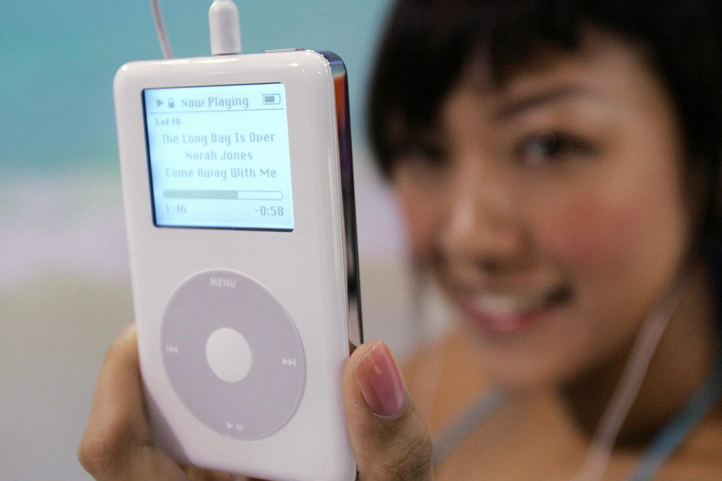 Salah satu pendiri Apple Steve Jobs memperkenalkan perangkat tersebut hampir 21 tahun yang lalu. iPod punya kemampuan legendaris, pemutar kecil yang mudah dioperasikan membantu perusahaan merevolusi cara penjualan musik.