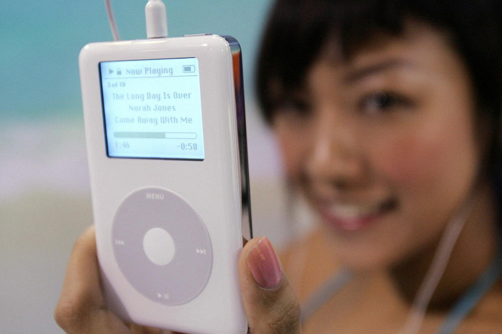Salah satu pendiri Apple Steve Jobs memperkenalkan perangkat tersebut hampir 21 tahun yang lalu. iPod punya kemampuan legendaris, pemutar kecil yang mudah dioperasikan membantu perusahaan merevolusi cara penjualan musik.