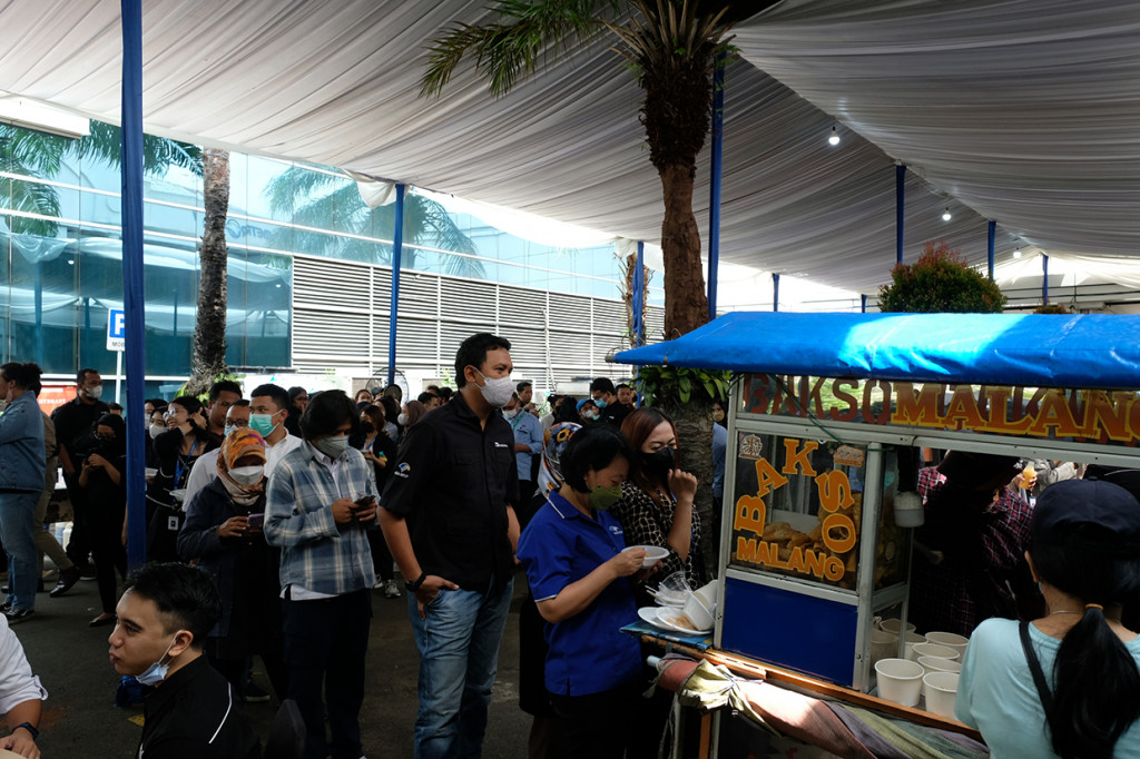 Usai acara tersebut, seluruh karyawan Media Group bisa menikmati sejumlah makanan yang telah disediakan, seperti bakwan malang, sate, kebuli, es doger, dan lain-lain. 