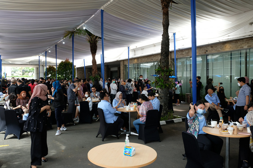 Suasana acara Halalbihalal Media Group di halaman depan lobi Grand Metro TV pada Kamis, 12 Mei 2022.