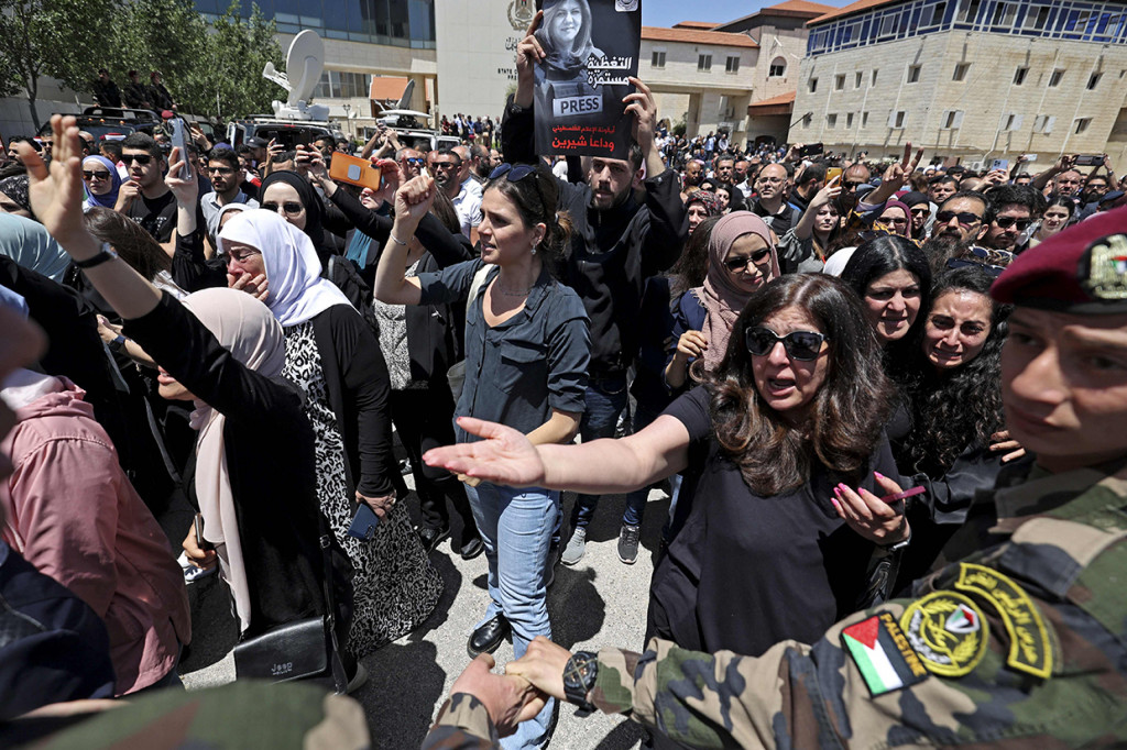 Shireen Abu Aqleh ditembak saat mengenakan rompi pers. Tangis anggota keluarga dan kerabat pecah saat mengiringi pemakaman Shireen.