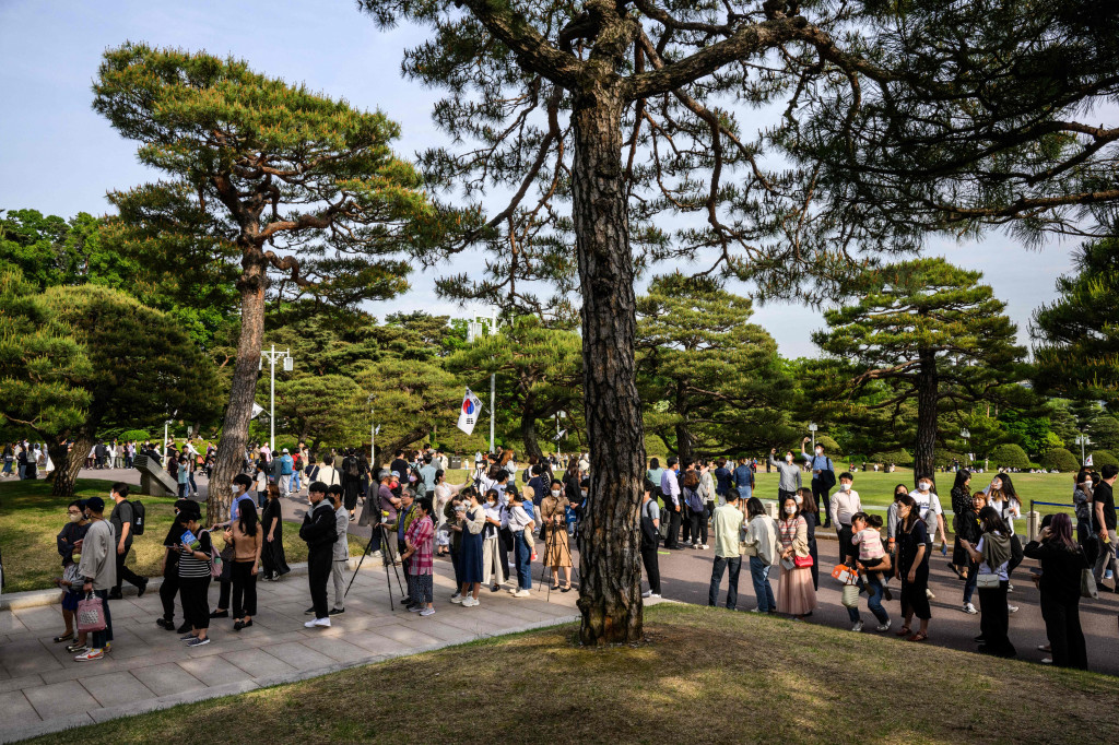 Ribuan warga Korea Selatan membanjiri Gedung Biru kepresidenan atau Blue House di Seoul utara sejak pertama kali dibuka pada Rabu, 11 Mei 2022, kemarin.