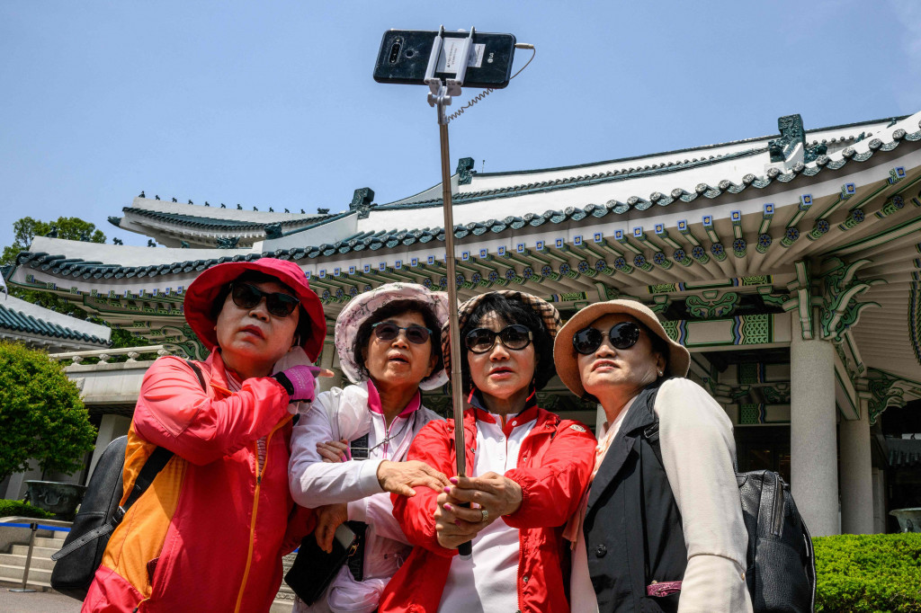 Bangunan, yang dinamai dari sekitar 150.000 ubin biru yang dilukis dengan tangan yang menghiasi atapnya, telah menjadi rumah bagi para pemimpin Korea Selatan sejak 1948.