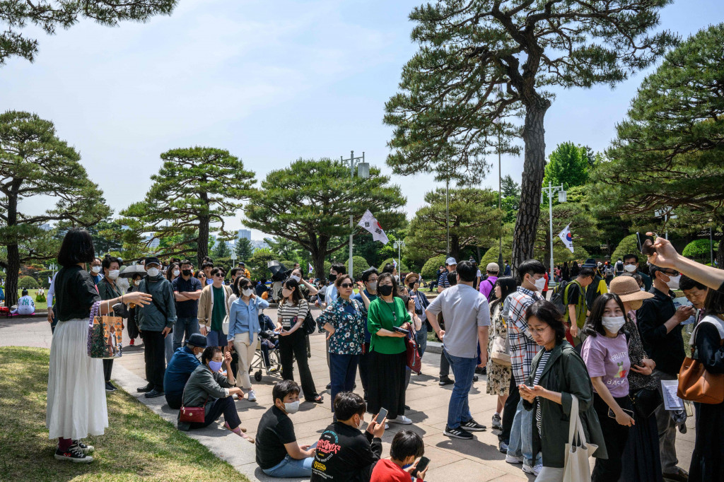 Pengunjung berbaris untuk mengambil foto di Kompleks Blue House di Seoul, Korea Selatan, 11 Mei 2022.