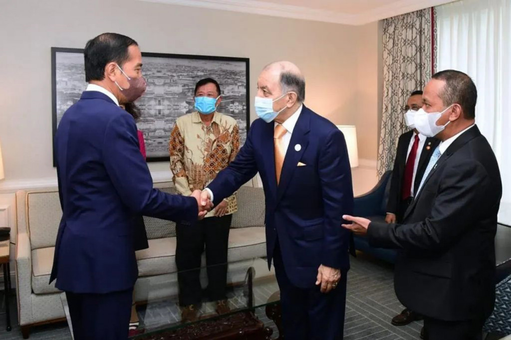 Presiden Joko Widodo (Jokowi) menerima kunjungan Chairman dan CEO Air Products, Seifi Ghasemi, di Hotel Ritz Carlton, Washington DC, Kamis, 12 Mei 2022. 