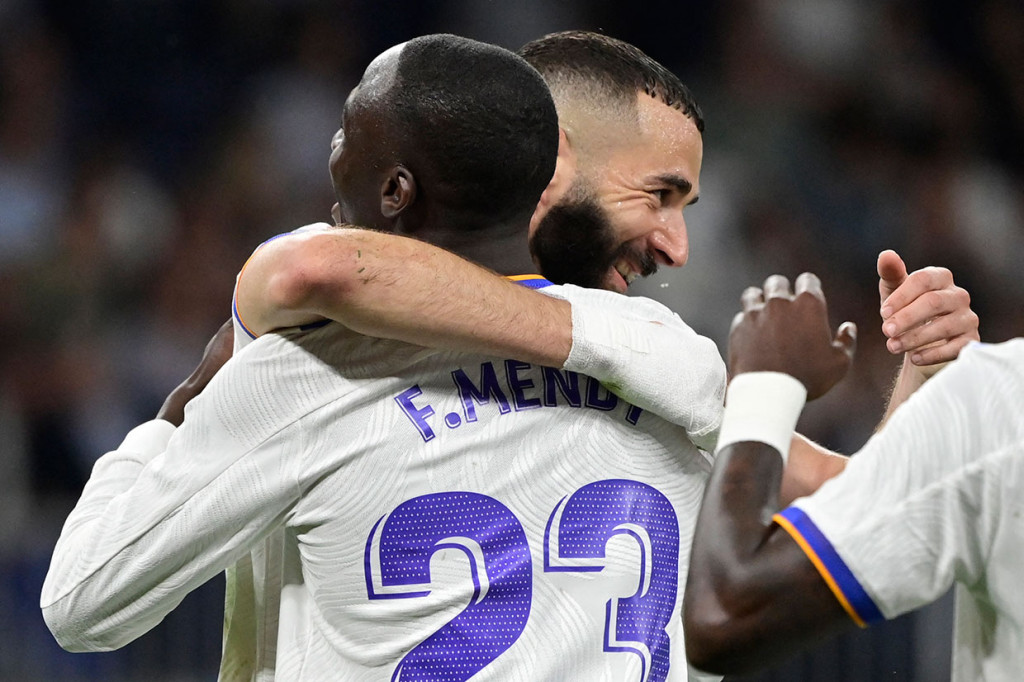 Real Madrid unggul dua gol dalam jangka waktu 20 menit setelah Ferland Mendy menaklukkan kiper Levante Daniel Cardenas di tiang dekat dan Karim Benzema menyundul umpan silang Vinicius Junior.