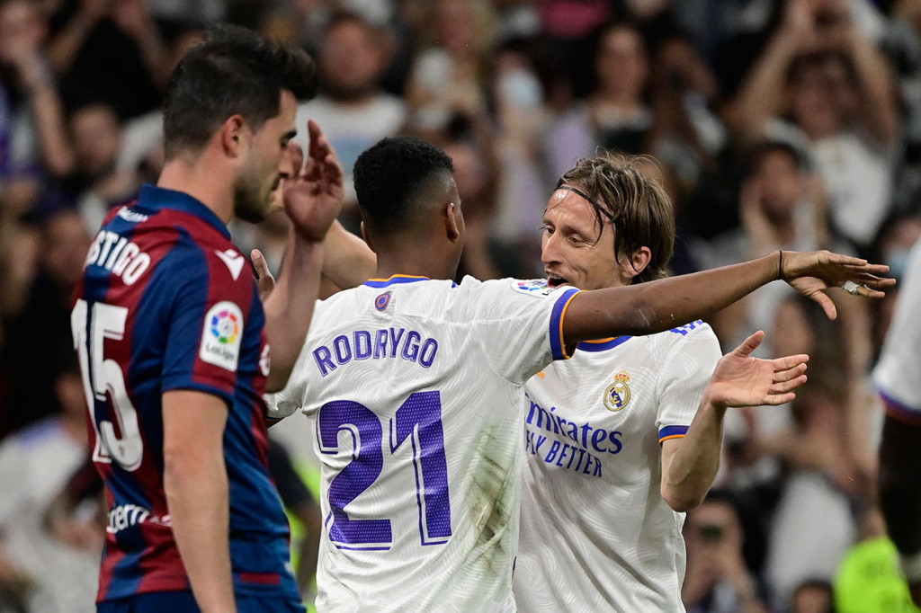 Pesta gol tuan rumah itu belum selesai. Luka Modric membuat assist kedua dan ketiganya dengan mengumpan Rodrygo dan Vinicius untuk masing-masing mencetak satu gol yang membuat Madrid unggul 4-0.