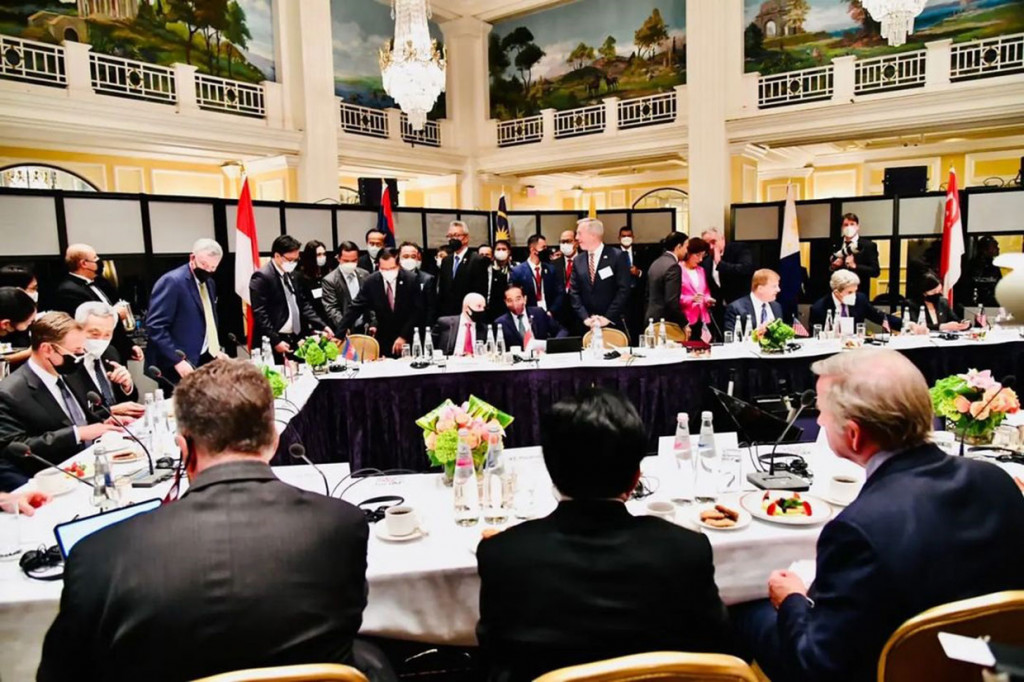 Presiden Joko Widodo dan sejumlah pemimpin negara ASEAN bertemu dengan para pengusaha dan CEO (pemimpin) perusahaan besar Amerika Serikat (AS) di Intercontinental the Willard Hotel, Washington DC, Kamis, 12 Mei 2022 waktu setempat.