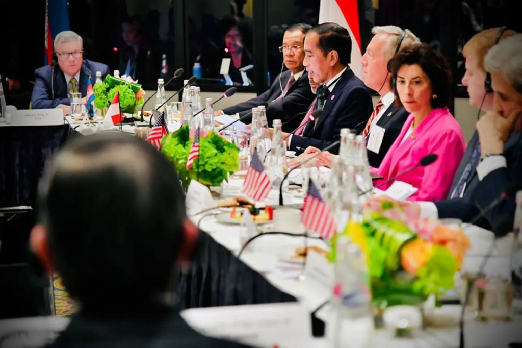 Oleh karenanya, Presiden Jokowi mengajak para pelaku usaha di Amerika Serikat untuk berinvestasi di Indonesia pada sektor industri dan energi terbarukan. 