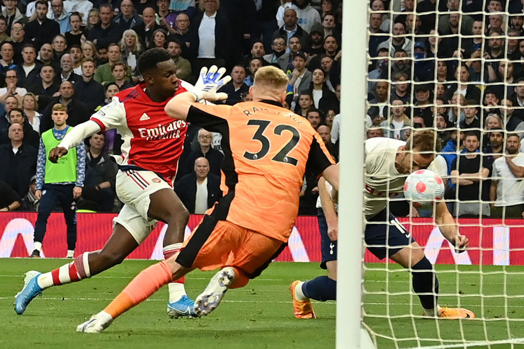 Keunggulan jumlah pemain mampu dimanfaatkan dengan baik oleh tuan rumah. Sundulan Kane kemudian mengubah skor menjadi 2-0 pada menit ke-37. Skor 2-0 bertahan hingga jeda.
