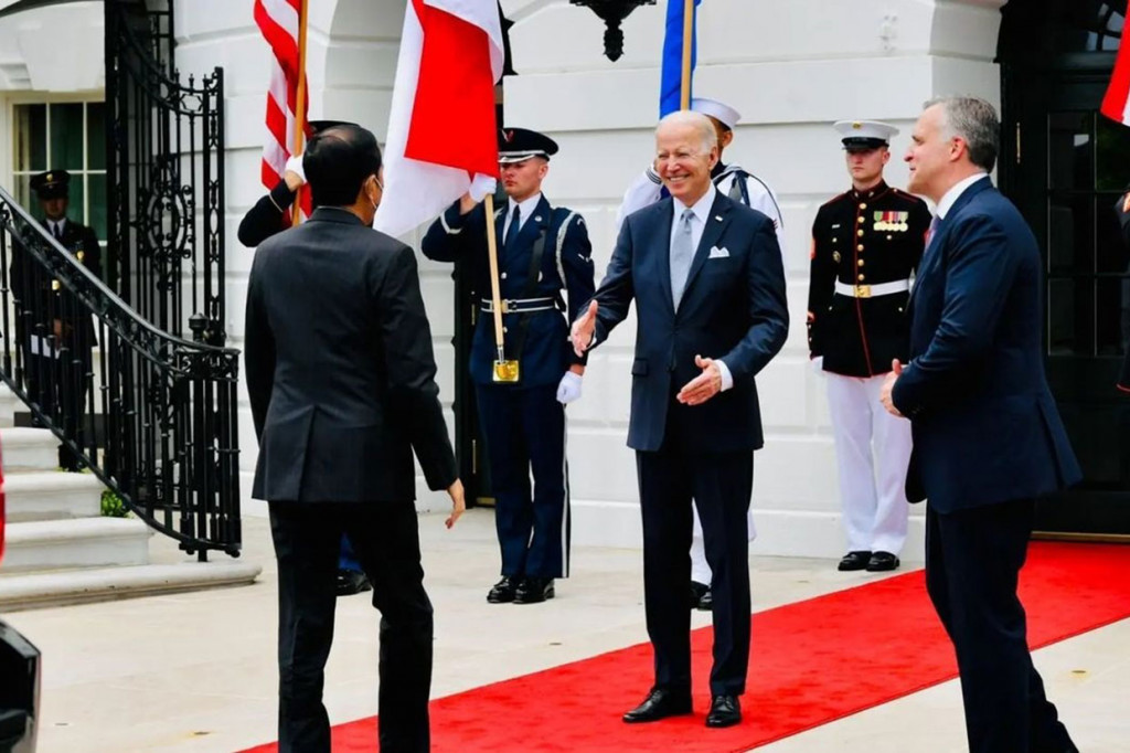 Presiden Jokowi langsung disambut oleh Presiden Biden di Gedung Putih.