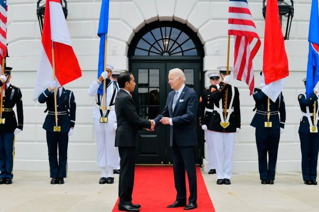 Jokowi kemudian bersalaman dan berfoto bersama Presiden Biden.