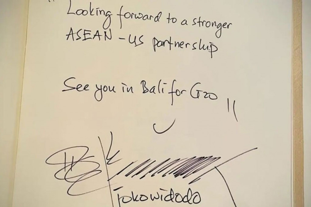 Jokowi kemudian dipersilahkan mengisi buku tamu. 