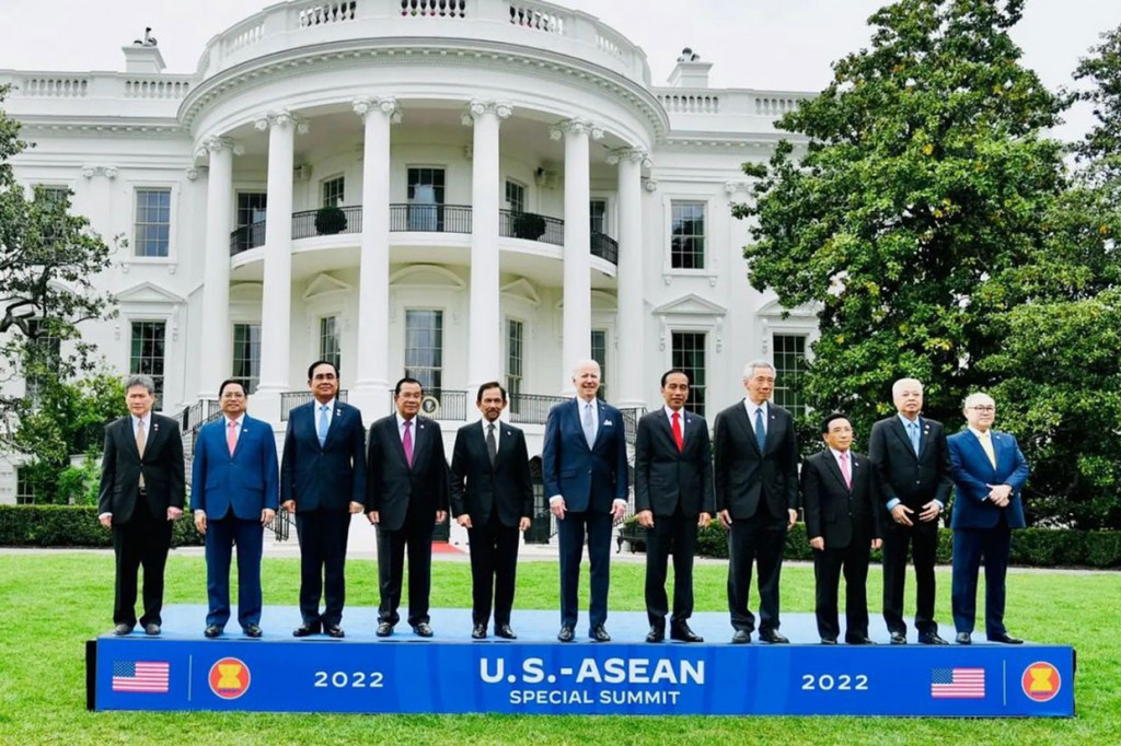 Presiden Jokowi bersama dengan pemimpin negara-negara ASEAN lainnya kemudian melakukan sesi foto bersama dengan menghadap Monumen Nasional. Acara dilanjutkan dengan jamuan santap malam.