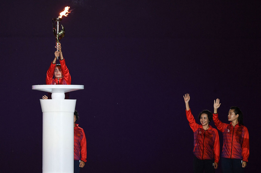 SEA Games 2021 Vietnam secara resmi telah dibuka yang ditandai dengan penyalaan api kaldron di Stadion Nasional My Dinh, Hanoi, Kamis, 12 Mei 2022 malam.