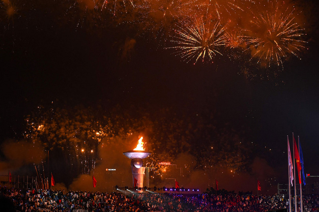 Upacara pembukaan SEA Games ke-31 yang mengusung tema 'Untuk Asia Tenggara yang lebih kuat' itu berlangsung semarak hingga stadion pun penuh sesak dipenuhi penonton yang ingin menyaksikan langsung acara tersebut.