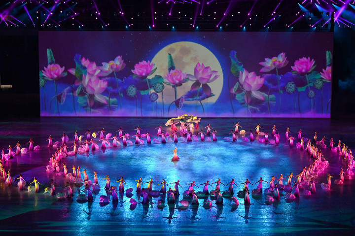 Acara pembukaan SEA Games ke-31 dibagi dalam tiga bagian. Pertama, menampilkan identitas Vietnam lewat budaya yang digambarkan dalam tarian bambu, dilanjutkan dengan tarian teratai yang membawa makna persahabatan dan kekuatan komunitas Asia Tenggara di dunia.