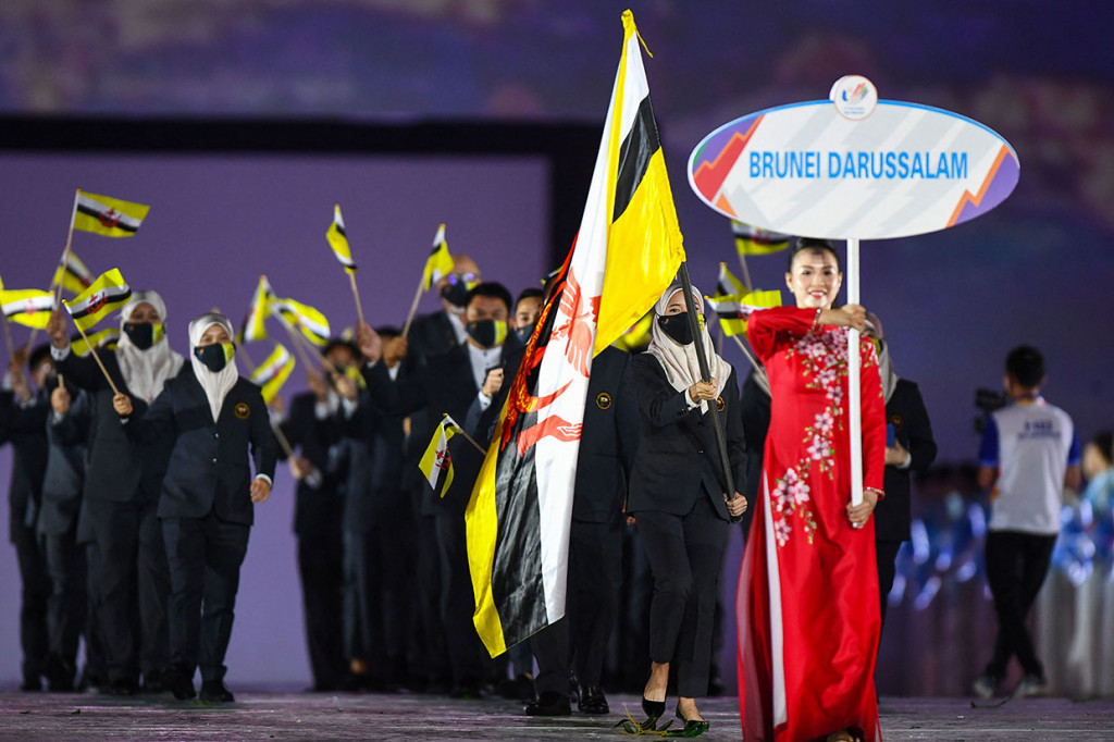 Setelah penampilan tarian, kemudian ada defile kontingen yang dimulai dengan menampilkan kontingen Brunei Darussalam dan diikuti oleh negara Asia Tenggara lainnya sesuai alphabet.