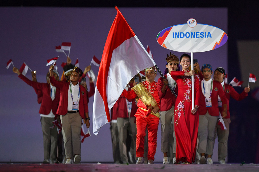 Penampilan berbeda ditunjukkan kontingen Indonesia dalam parade defile malam ini. Indonesia yang biasanya tampil menarik dan mencolok dengan kostum khas berbagai daerah,  kali ini mereka tampil santai dan casual dengan mengenakan polo dan celana katun coklat muda dipadukan seragam merah dan blankon.