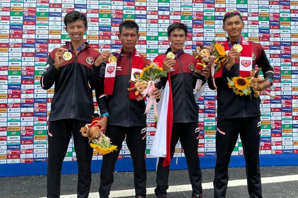 Emas pertama didapat dari nomor lightweight man's four yang dimotori Mahendra Yanto, Ali Buton, Ferdiansyah, dan Denri Maulidzar. Mereka finis pertama dengan catatan waktu 6 menit 47 detik.