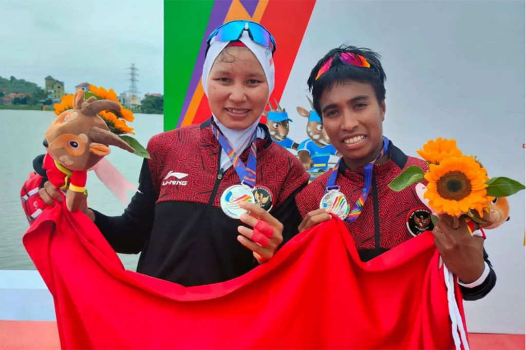 Sementara itu pada kategori putri, Julianti dan Chelsea Corputty hanya mampu menyumbang perak nomor women's pair (W2-) setelah tertinggal 9 detik dari wakil Vietnam yang finis pertama dengan waktu 8 menit 11 detik.