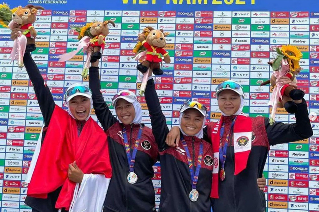 Demikian juga terjadi pada nomor lightweight women's quadruples scull. Melani Putri, Mutiara Rahma, Anggi Widiarti, dan Nurtang harus puas dengan raihan perak yang lagi-lagi harus kalah dari dari tim tuan rumah yang finis tercepat dengan waktu 7 menit 11 detik atau terpaut 7 detik.