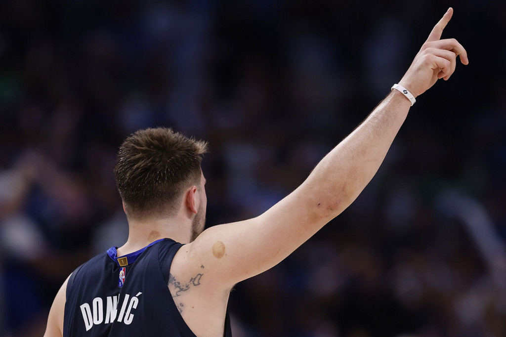 Dallas Mavericks memaksa Gim 7 semifinal Wilayah Barat NBA dimainkan setelah memukul Phoenix Suns 113-86 dalam Gim 6 di American Airlines Center, Texas, Jumat, 13 Mei 2022 WIB.